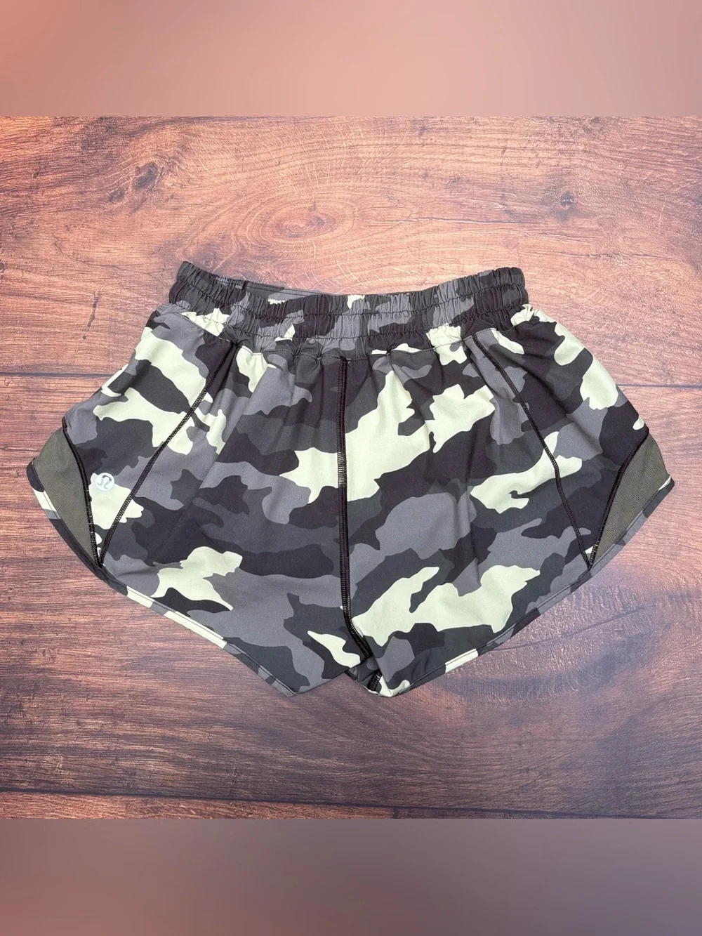 Lululemon Hotty Hot Low Rise Shorts 2.5